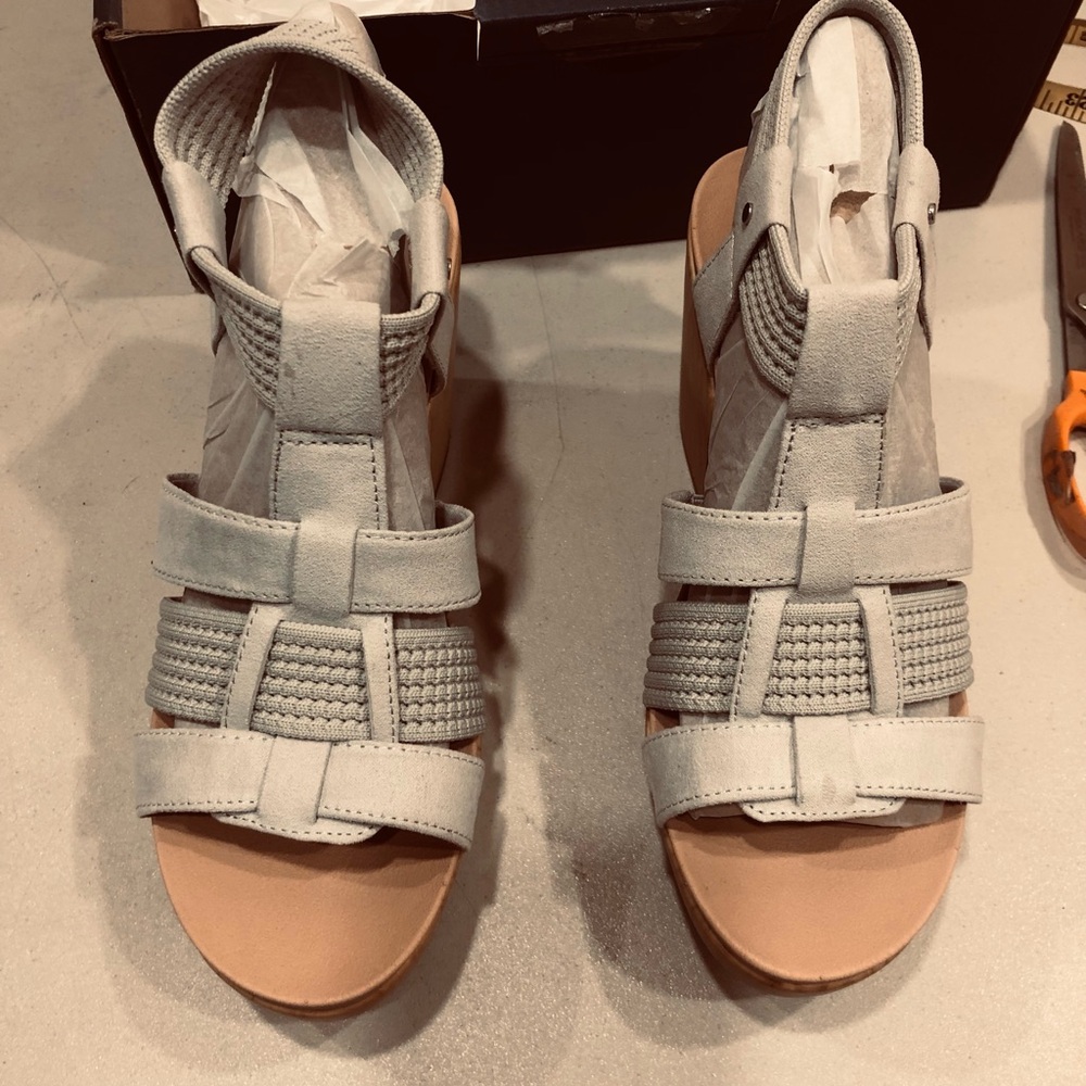 Dr Scholls sz 6 beige New with Box